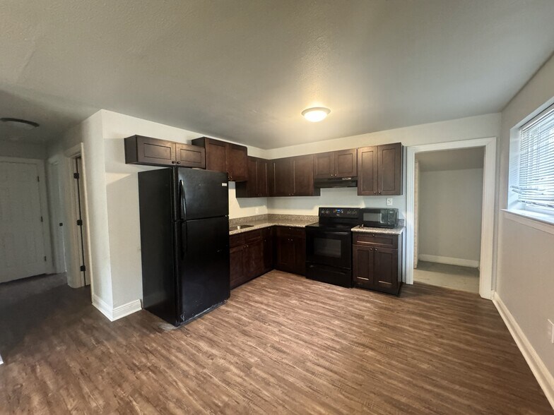 Kitchen - 710 E Coleman Ave