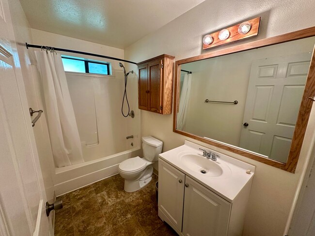 Building Photo - Charming 3 Bedroom 2 Bathroom Home Off Tyl...