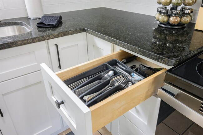 Building Photo - 1326 E Evelyn Ave