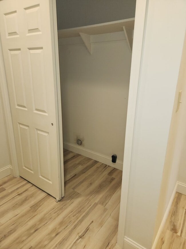 Building Photo - 2 bedroom