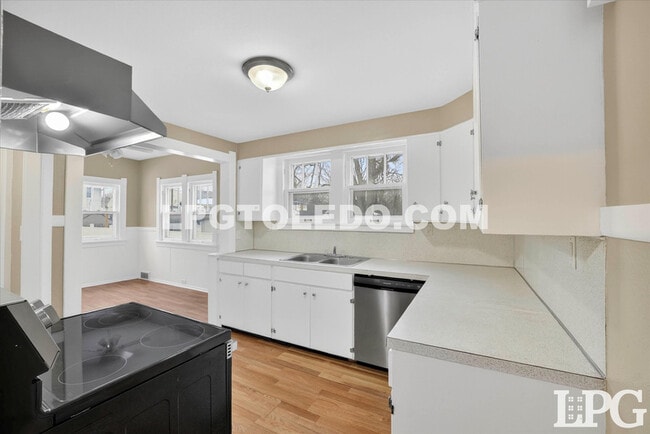 Building Photo - 4136 N Lockwood Ave