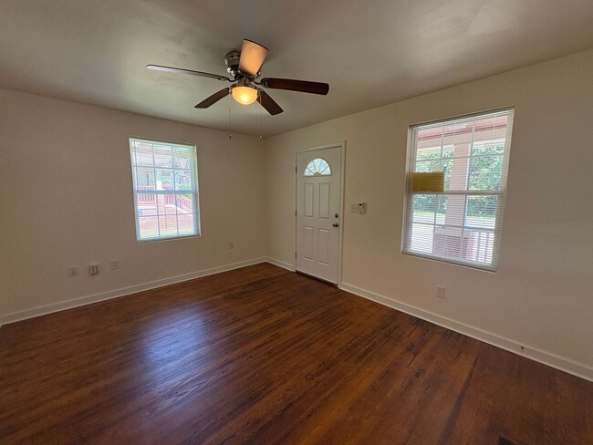 Building Photo - Affordable and Adorable Duplex in Enderly ...