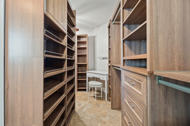 Building Photo - 5817 Vineyard Hill Dr