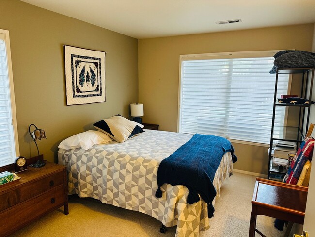 Building Photo - Charming Condo In the Center of Vancouver