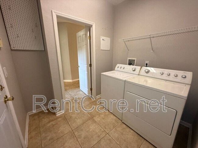 Building Photo - 420 Moss View Cir