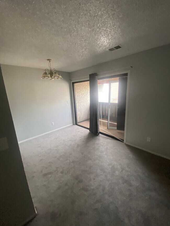 Building Photo - Updated 1 bedroom 1 bathroom in High Hollows!
