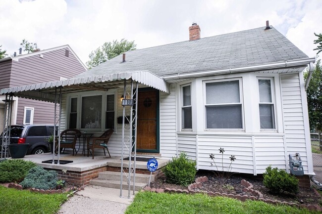 Building Photo - Beautifully updated two bedroom home in We...