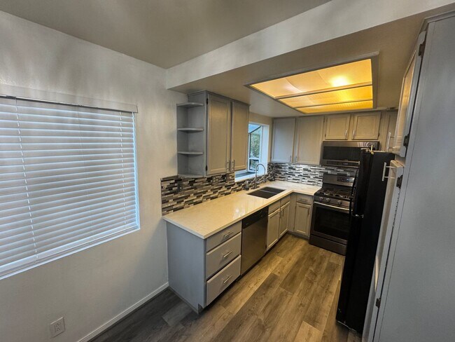 Building Photo - Spacious 3 bedroom condo