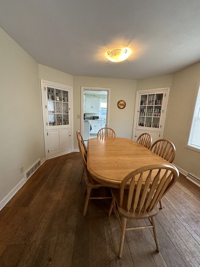 Building Photo - Exciting 3 Bed 1 & 1/2 Bath close to UWEC!