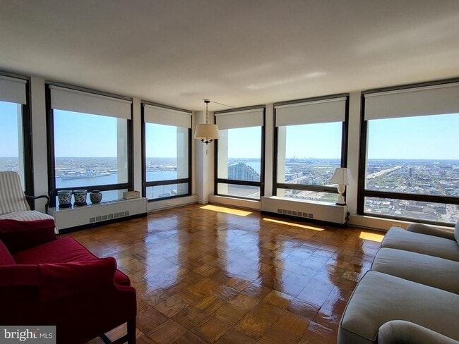 Building Photo - 220 Locust St