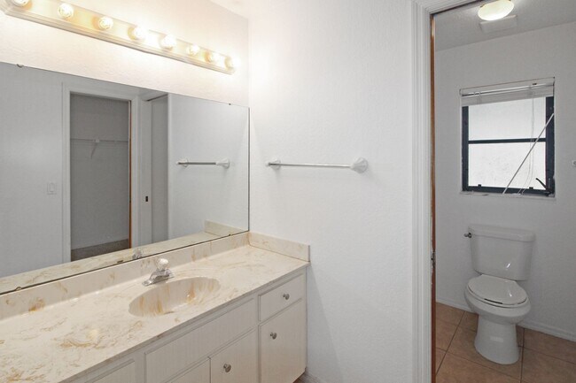 Building Photo - 832 Golf Dr
