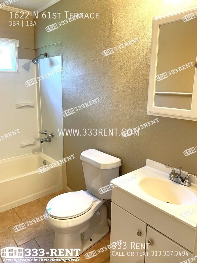 Building Photo - Renovated three bed one bath home with big...