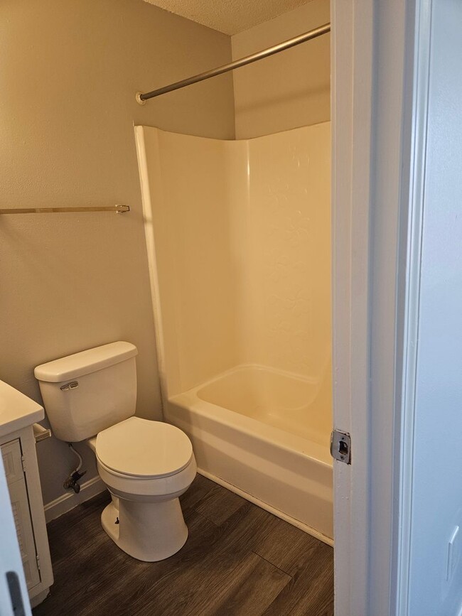 Building Photo - 1 bedroom 1 bathroom