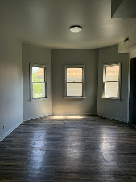 Building Photo - 646 N Long Ave