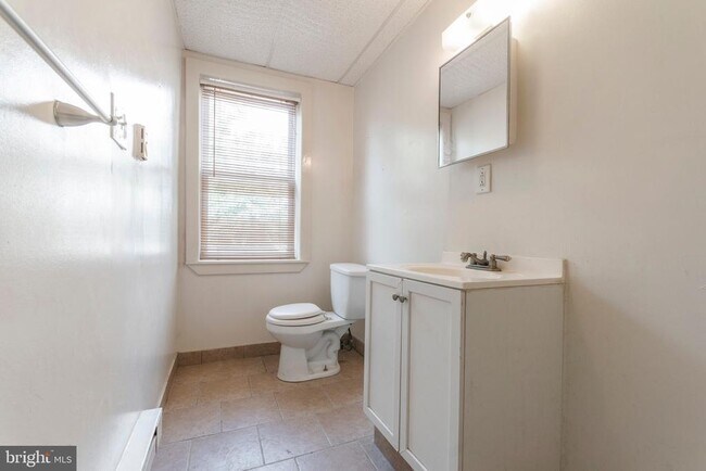 Building Photo - 513 W Girard Ave