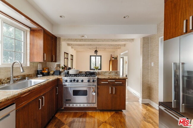 Building Photo - 428 N Harper Ave