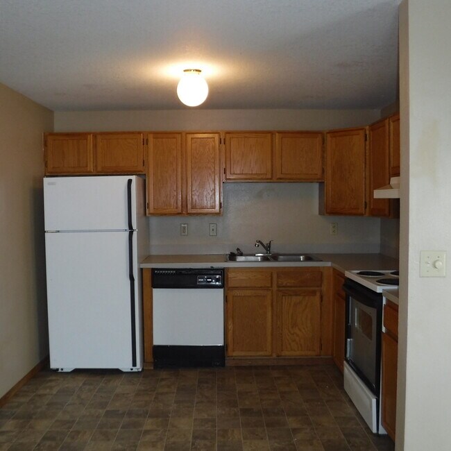 Building Photo - Ground Level 2 Bed/1 Bath in NW Redmond Fourplex