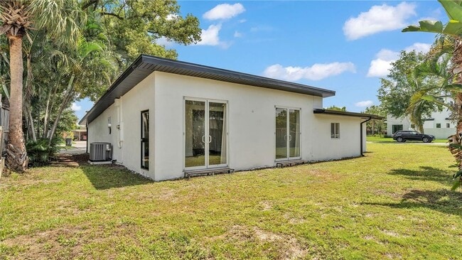 Building Photo - 2128 Sycamore Dr