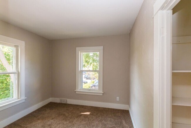 Building Photo - 423 4th Ave SE