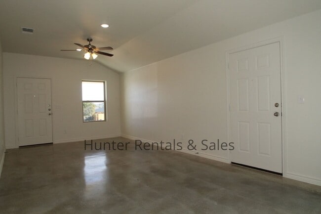 Building Photo - Exceptional 3 Bedroom Heights Duplex
