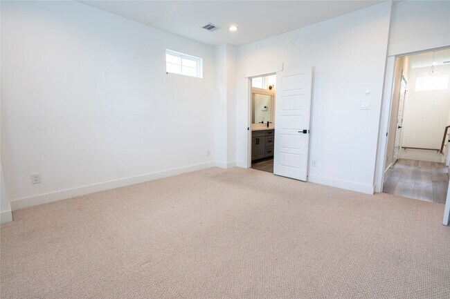 Building Photo - 2056 Johanna Dr