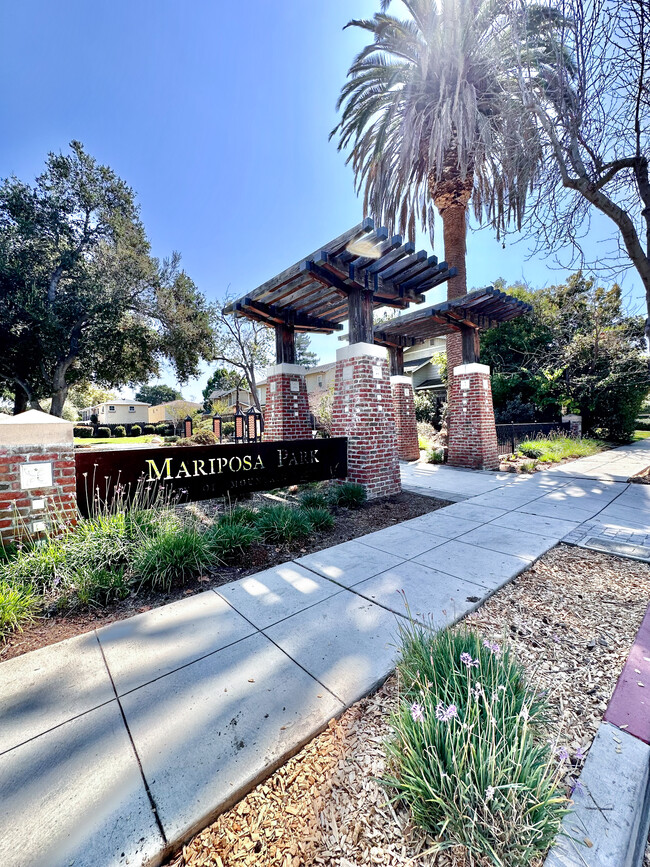 Building Photo - Four Palms