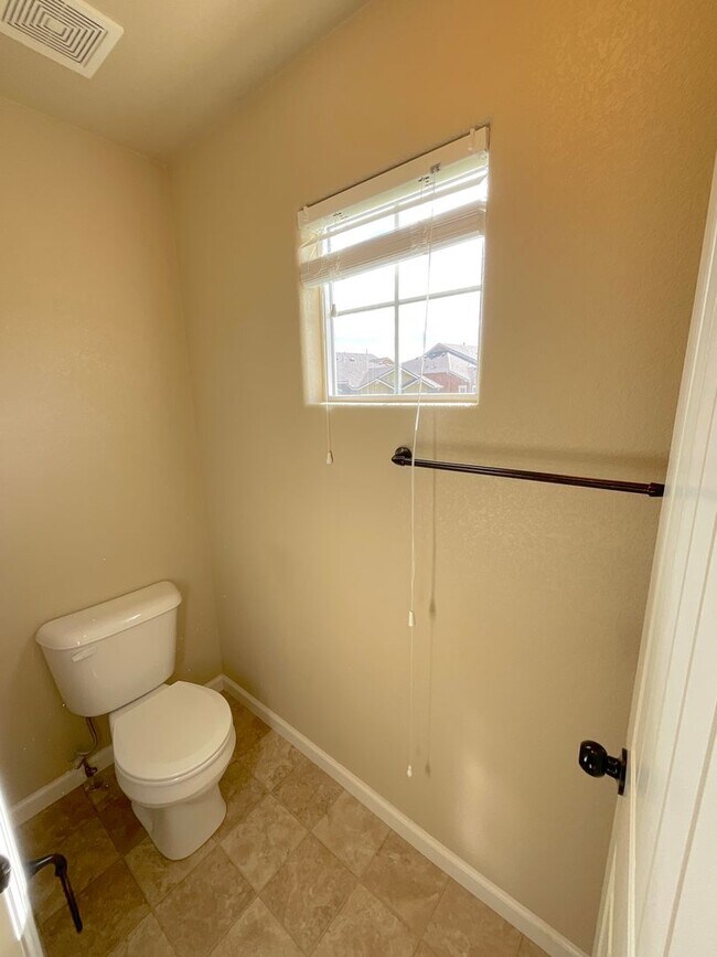 Building Photo - 3 Bedroom Townhome Available Near Dublin B...