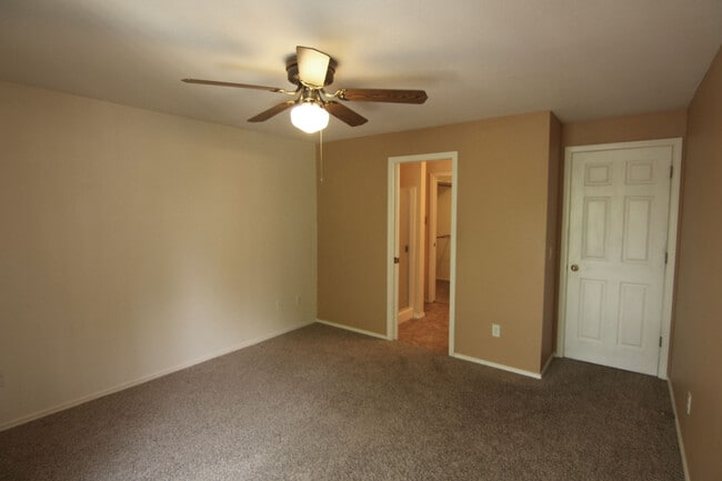 Building Photo - Beautiful Contemporary Townhome In SE Boise