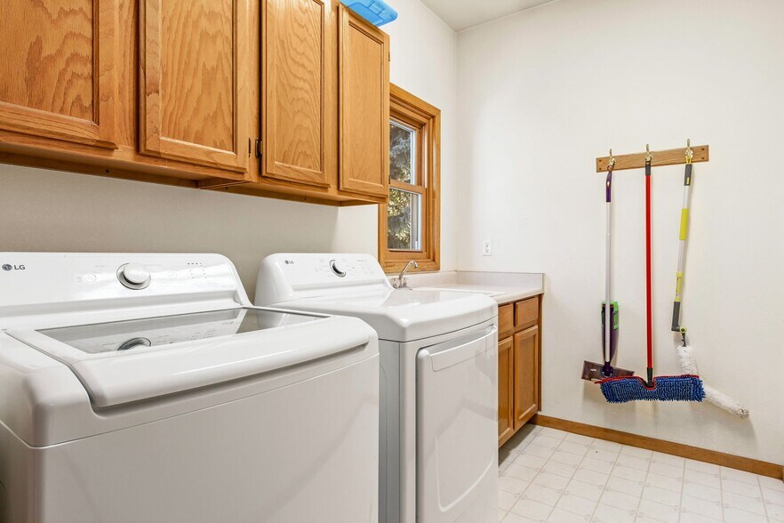 Building Photo - 3761 Bromley Dr