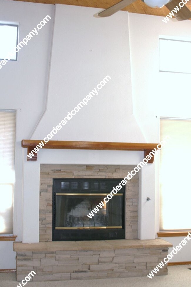 Building Photo - Beautiful 4 Bedroom, 2 Bathroom, 2 Car Gar...