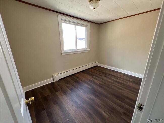Building Photo - 98 Freund St