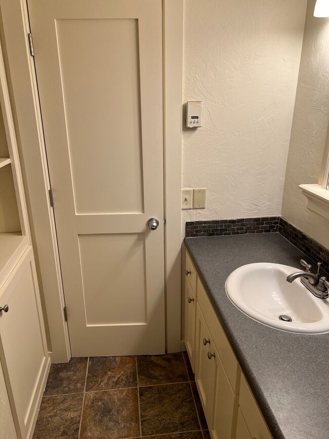 Building Photo - 2 Bedroom in N. Eugene