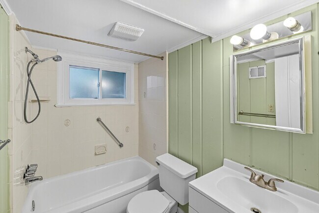 Building Photo - Convenient, Spacious and Affordable 4BR ho...