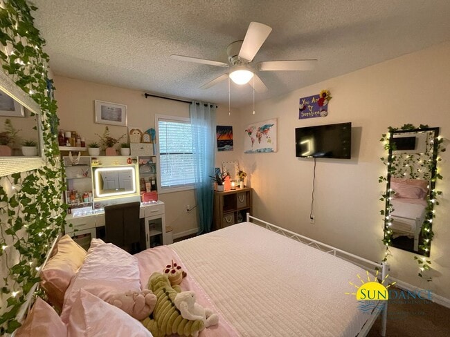 Building Photo - Spacious 3-Bedroom Townhome in Shalimar!