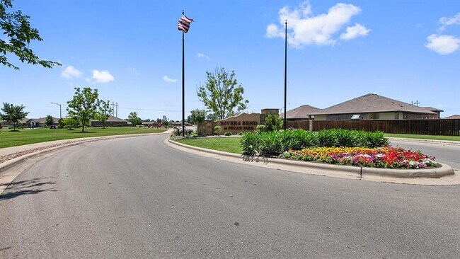 Building Photo - 208 Trailside Ln