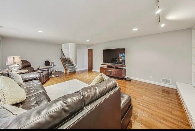 Building Photo - 1232 W Jefferson Ave