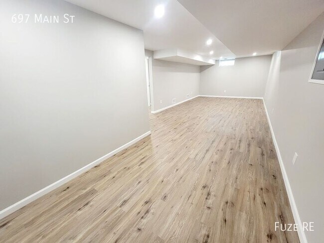 Building Photo - 697 Main St