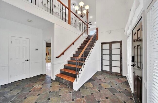 Building Photo - 12922 Lentando Dr