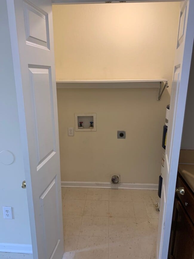 Building Photo - Ideal Home Located in the City Limits