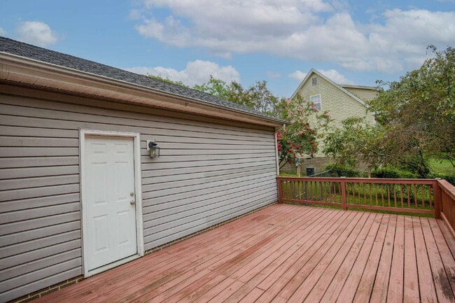 Building Photo - Charming 3 Bedroom, 2,5 Bath home with hug...