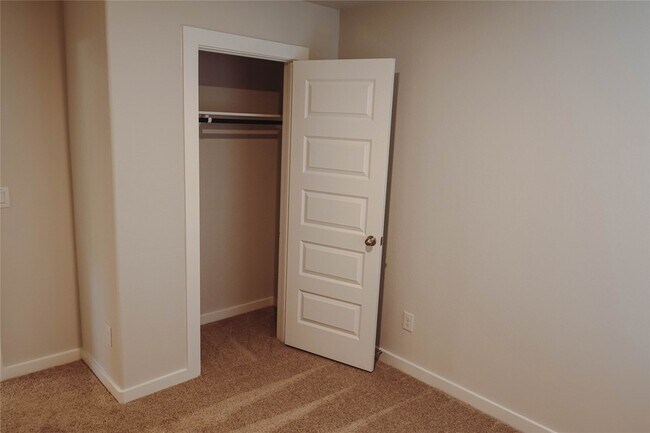 Building Photo - 16 Courageous Side Way