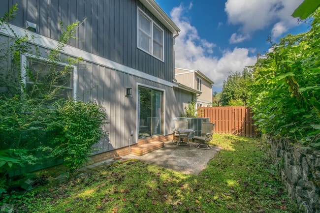 Building Photo - 419 4th Ave W