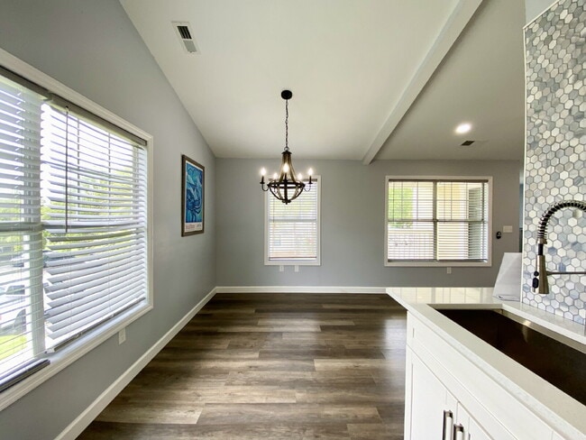 Building Photo - Modern & Completely Renovated Condo in the...