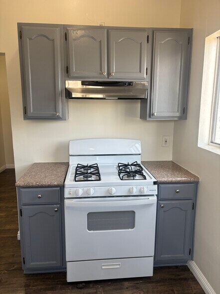 Kitchen - 1581 1/2 W 36th Pl