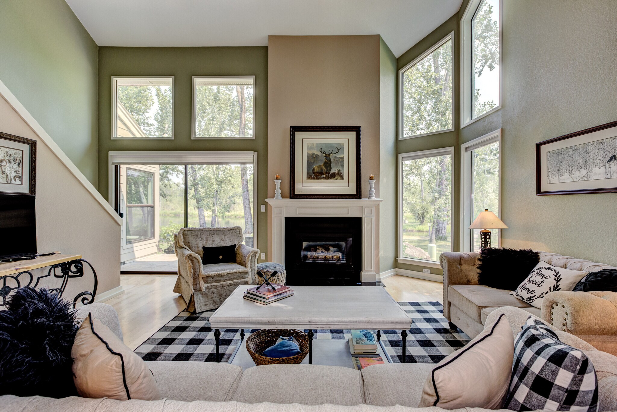 Windows everywhere - 1923 S Teal Ln