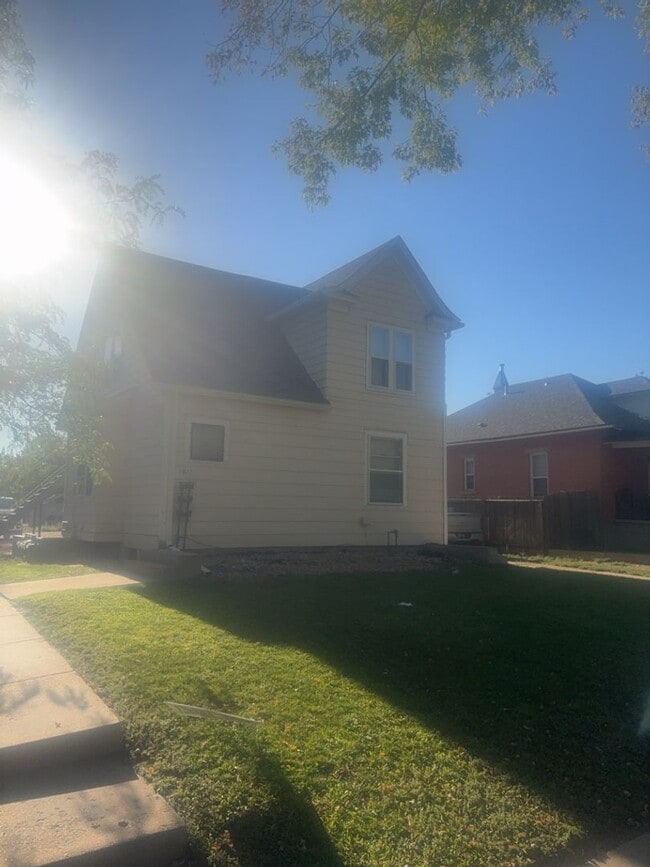 Building Photo - 2 Bed / 1 Bath Top-Floor Apartment – Acros...