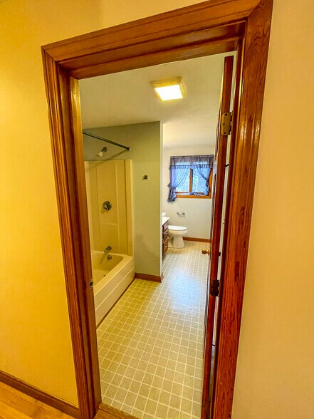 Main Bathroom - 20 Isaac Lucas Cir