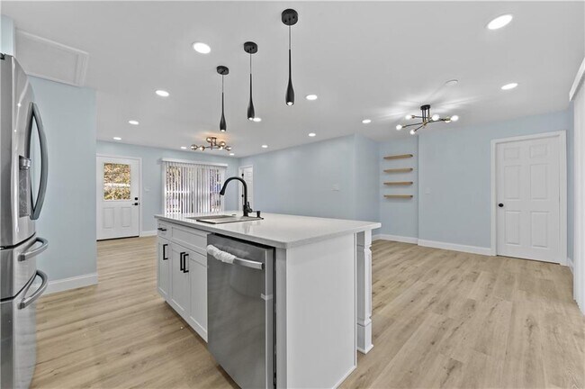 Building Photo - 1728 Wayland Cir NE