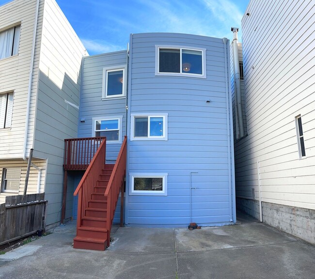 Building Photo - UPDATED Split Level 3BR/2BA 1650sf Sunset ...