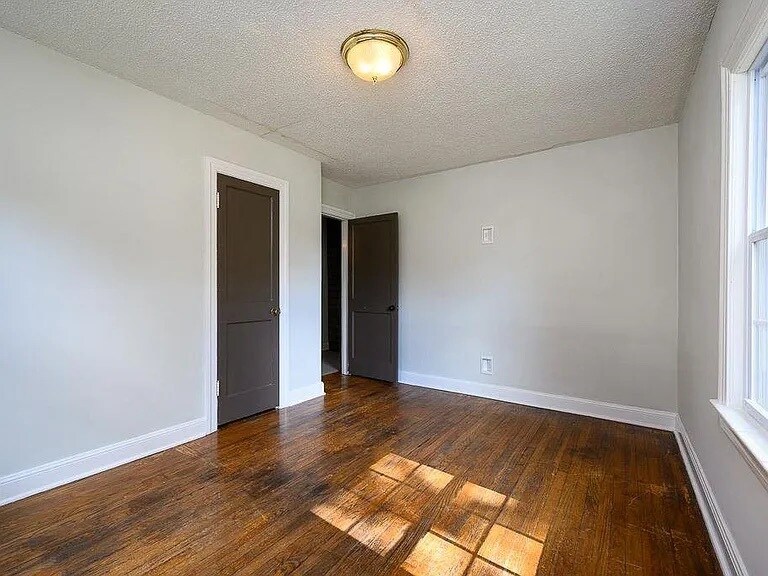 Building Photo - 1131 Kenwood Dr